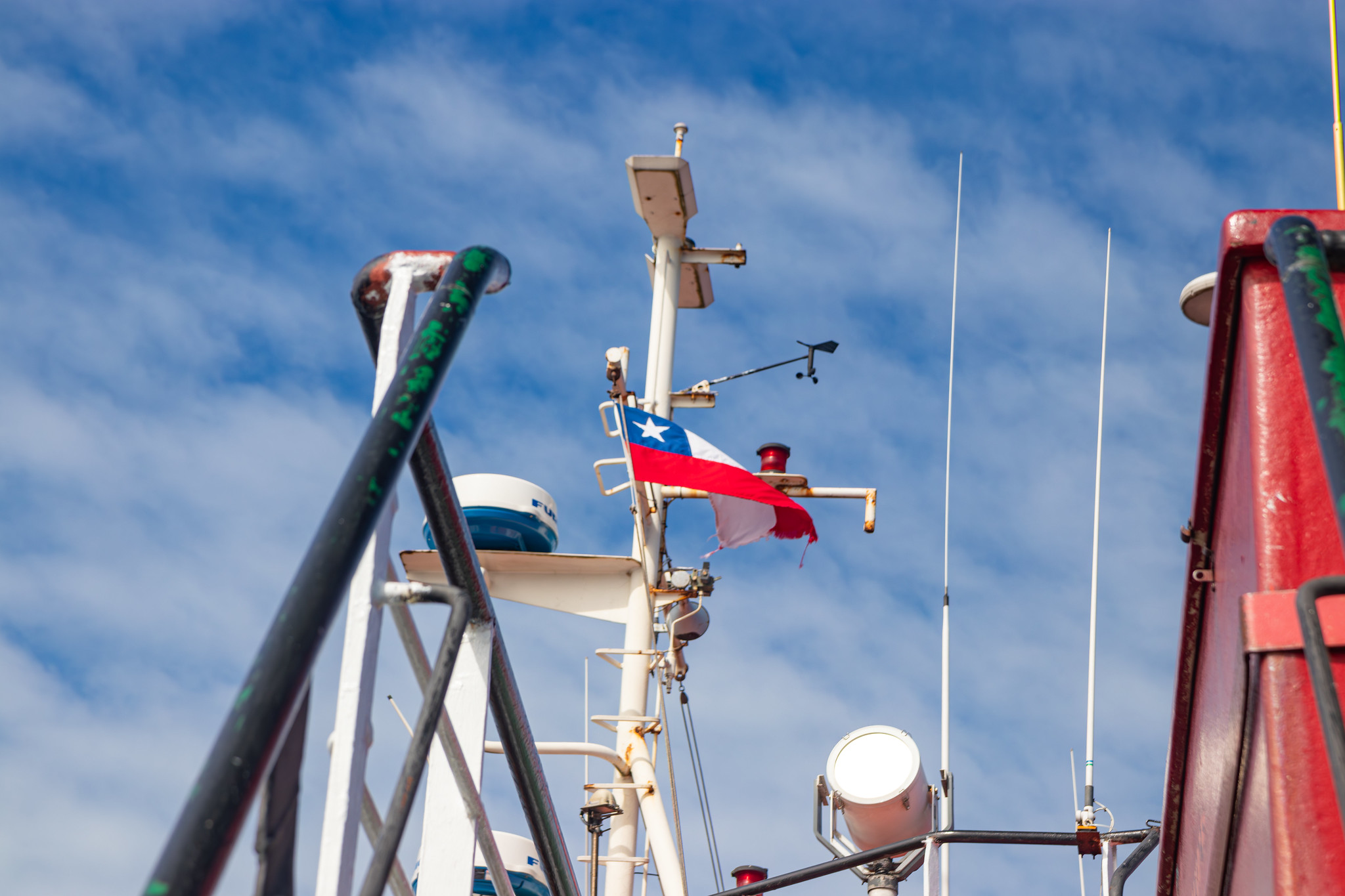 Le drapeau chilien flotte au vent sur un ferry de l'île de Chiloé