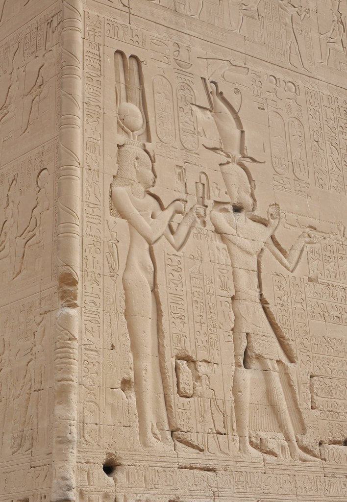 Cléopâtre et Césarion, paroi sud du temple d'Hathor, Ier siècle après JC, Dendérah, commune et gouvernorat de Qena, Egypte.
