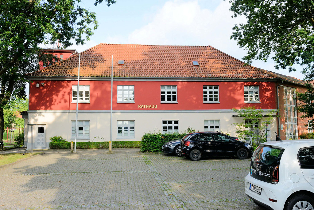 7444 Rathaus, rote Fassade - Fotos von Eschede, Ortsteil der gleichnamigen Gemeinde im Landkreis Celle in Niedersachsen.