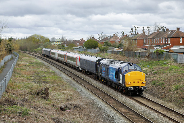 37611 approaches Shrewsbury on a heavily delayed 5w78 Crewe - Landore, conveying an off lease 175 and 37901 on the rear 28.3.24
