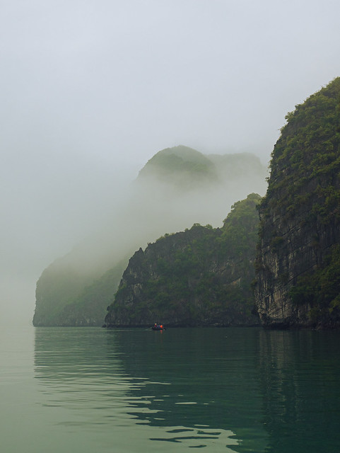 Bai Tu Long - Cliffs