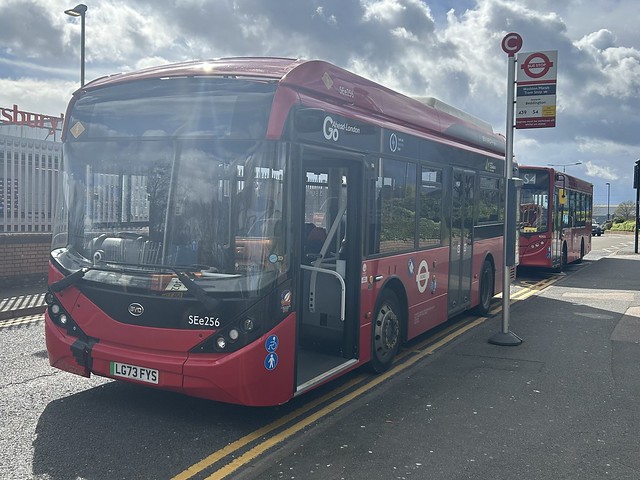 One of a series of new routes/alterations in the Sutton/Croydon scheme which is mostly direct aside from a couple of H&R sections and features a brand new allocation. | Go-Ahead London Metrobus ADL/BYD Enviro 200ev on the 439 to Whyteleafe South