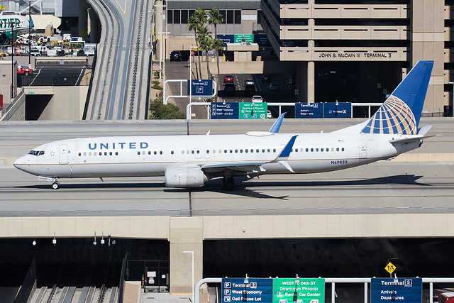 United Airlines Boeing 737-924/ER N69833