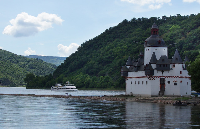 Rhine valley: castle in the middle of the river