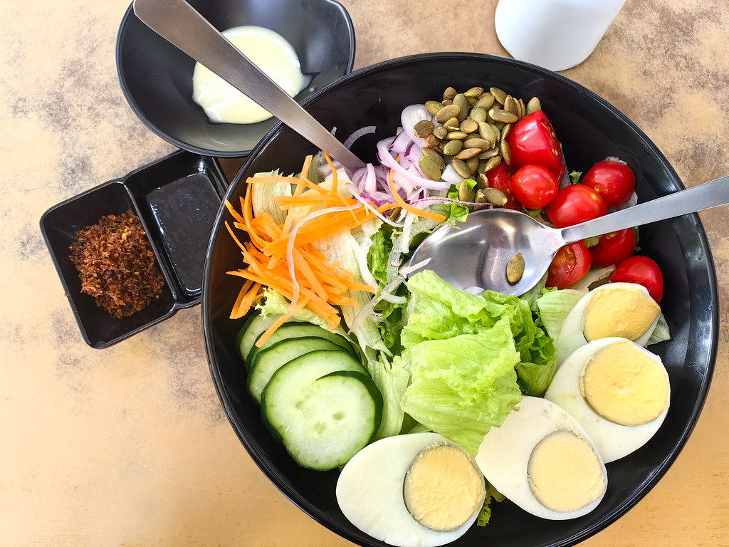 沙拉 Salad Bowl rm$7.50 plus 加一粒蛋 1 Egg rm$1 @ The Real Foods Stall in 美食茶餐室 Meisek USJ14