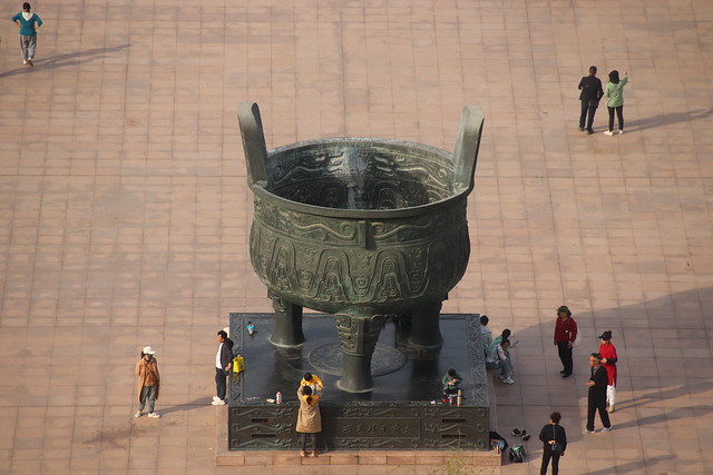 Yellow River Huangdi Monument: Large Bronze Ding below Statues