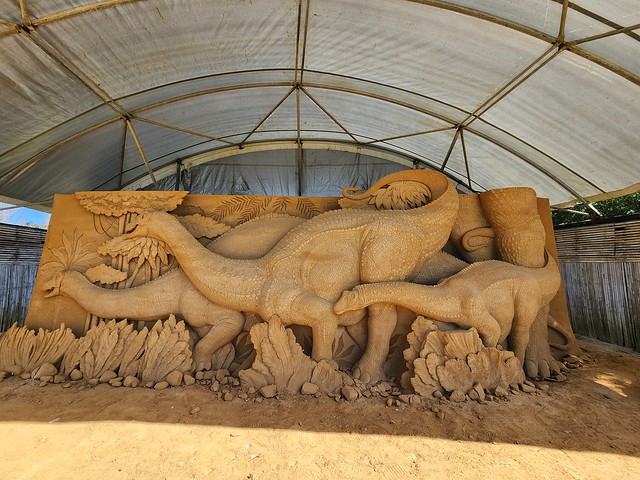 Australotitan cooperensis sand sculpture - Boneo Discovery Park