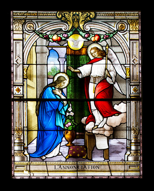 Vitrail représentant des personnages bibliques à l'église de St-Anaclet.