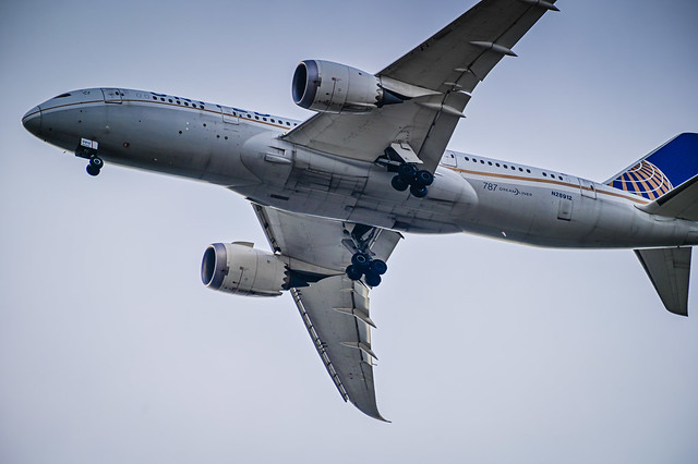 United Airlines Boeing 787 Dreamliner on approach to Washington Dulles International Airport - Chantilly VA