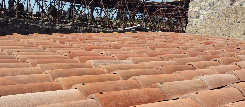 裝設在龐貝古城的隱形太陽能板，設計成赤土磚的模樣，可以完美融入建築中。照片來源：Dyaqua官網