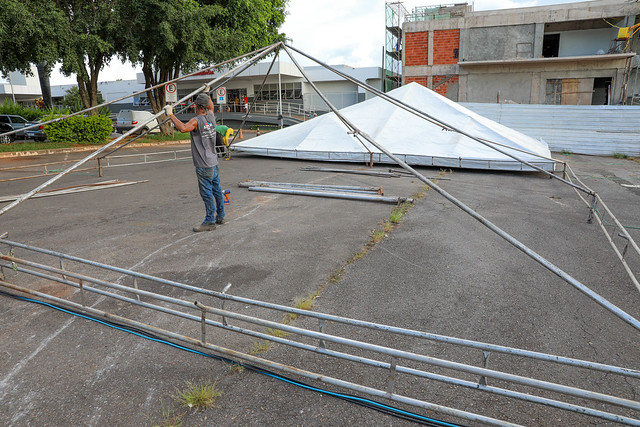 01/04/2024 - Dengue: Equipes trabalham na montagem de tendas no Guará, Planaltina e Gama
