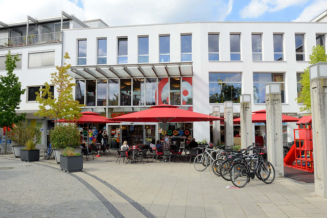 7750 Moderne Architektur, Geschäftshaus mit Außengastronomie an der Rathausstraße- Fotos von Gifhorn,  Kreisstadt des gleichnamigen Landkreises in Niedersachsen.