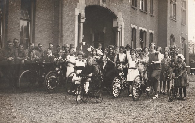 Fotokaart - Groep met versierde fietsen voor Citadelkazerne, militairen kijken toe (Foto J. Tukker)