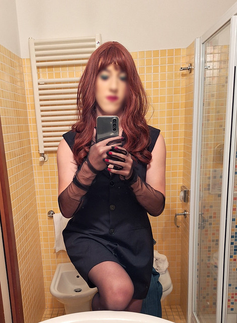 Bathroom selfie before heading out💄