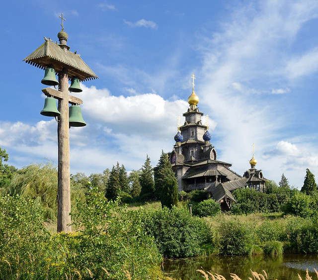 7789  Glockenpalast,  ab 1996 im altrussischen Baustil errichtet  -  in der Einrichtung sollten russische Kunsthandwerker praktisch ausgebildet werden; Fotos von Gifhorn,  Kreisstadt des gleichnamigen Landkreises in Niedersachsen.