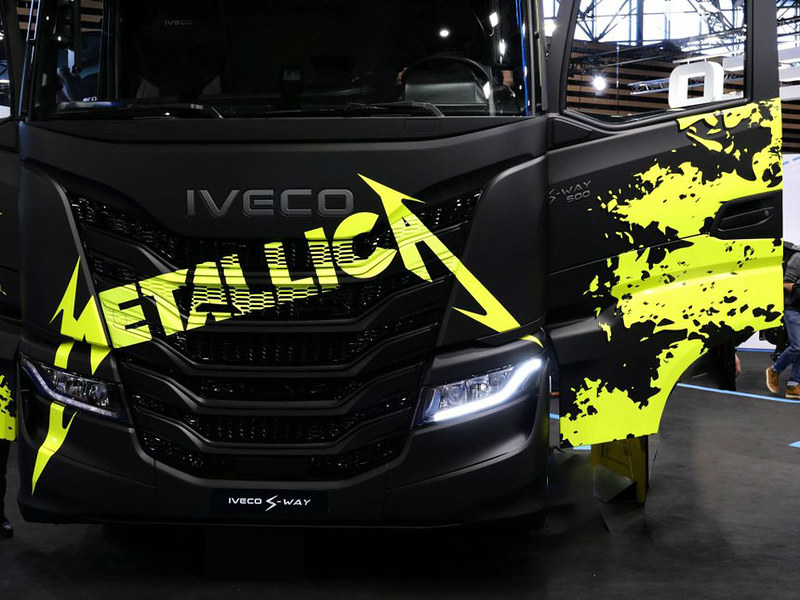 Гурт «Metallica» вирушить у літній тур з електричними та водневими вантажівками