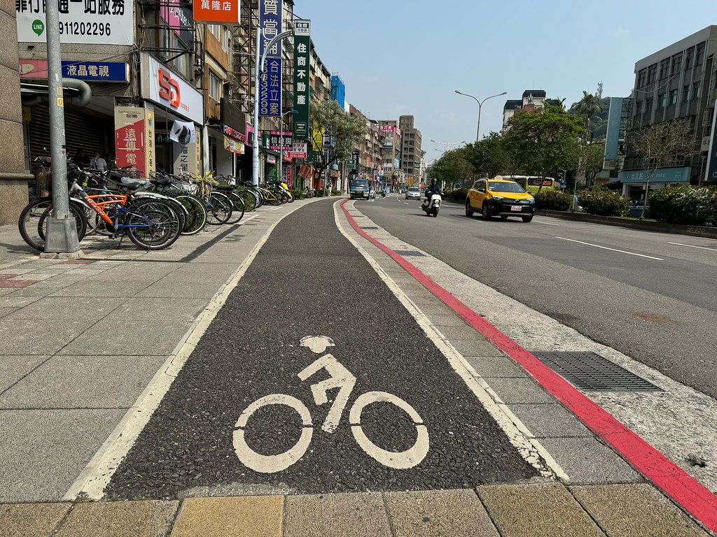 羅斯福路五、六段的自行車道與人行道。攝影：李蘇竣