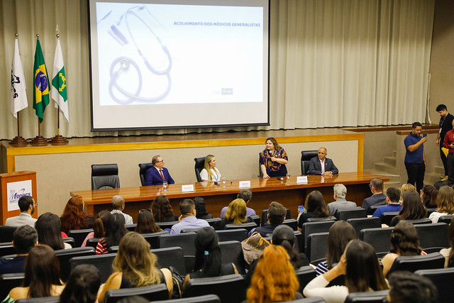 03/04/2024 - Recém-empossados, 200 médicos reforçam combate à dengue na rede pública