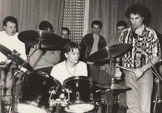 Foto - Haarhorst, 1992 Drum Workshop - Achter midden Gerhard Goené, rechts César Zuiderwijk