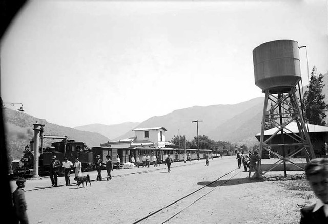 Del fotografo Jorge Cassis, muestra la locomotora articulada Orenstein & Koppel tirando un servicio de pasajeros en la Estación de San José de Maipo en la década de 1940.