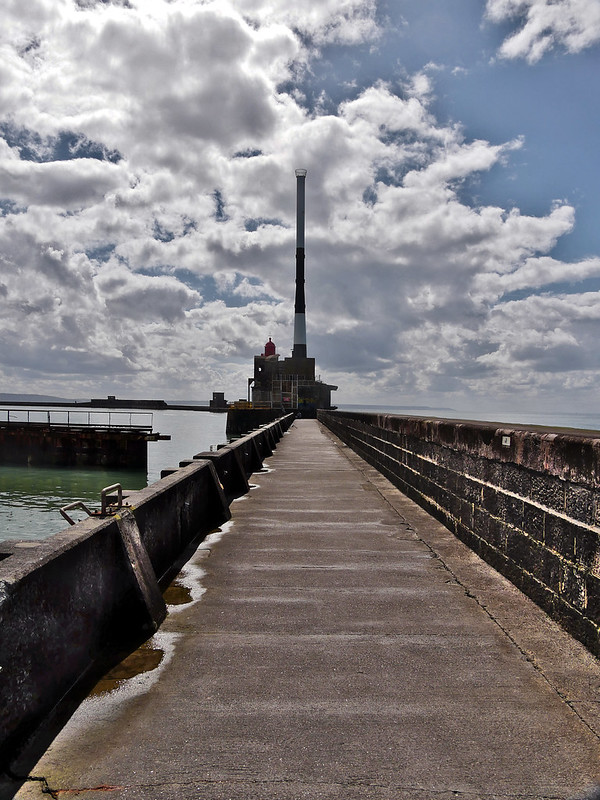 Vers le phare de la digue nord (Le Havre) + ajout 2 clichés 53631423648_9b653a344f_c