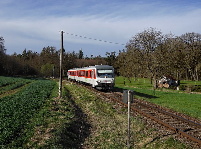 Der 628 512 als RB nach Burghausen am 31.03.2024 unterwegs bei Kastl.