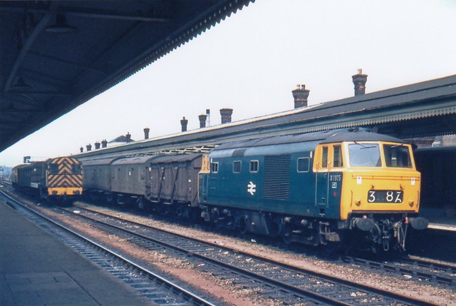 Beyer Peacock Class 35 Hymek diesel-hydraulic D7075 at Reading with a parcels train.