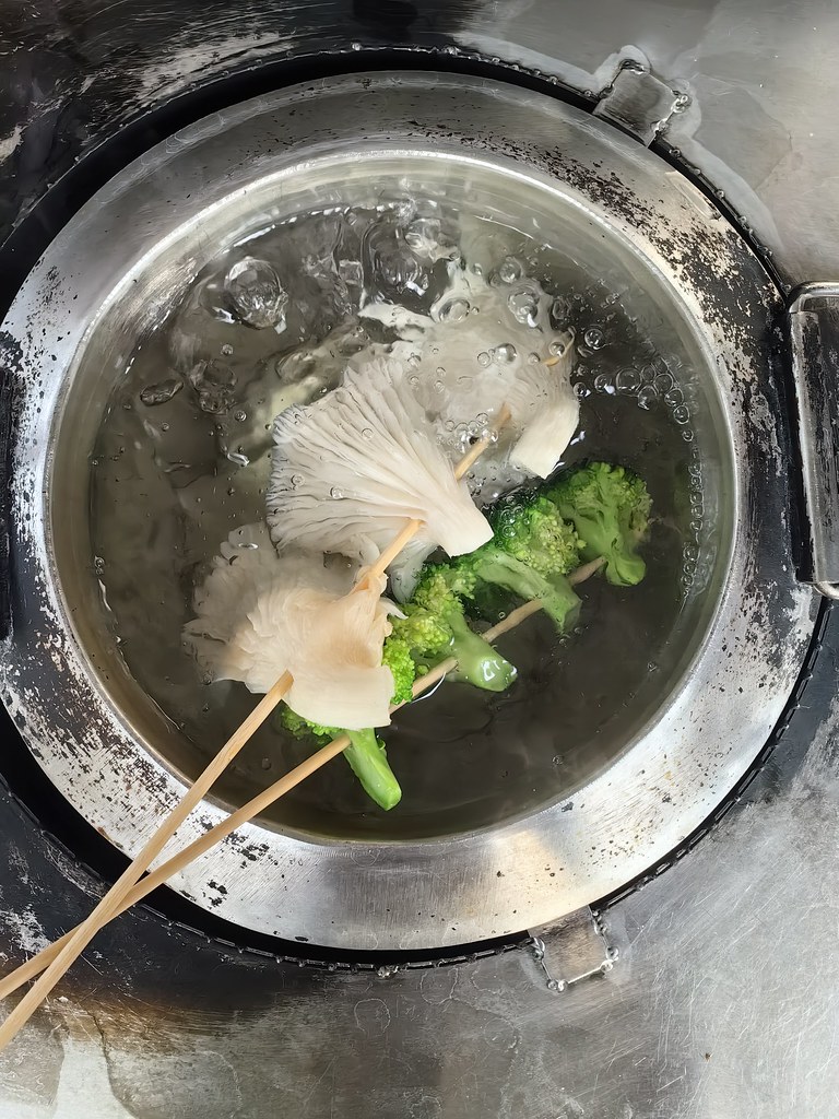 綠色花椰菜 Broccoli rm$3.50 & 鮑魚菇 Oyster Mushroom rm$3 @ 好吃燒烤碌碌 Ho Chak Luk Luk Steamboat USJ10