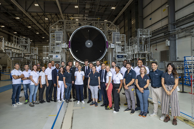 Group photo in front of the Ariane 6 core with French President