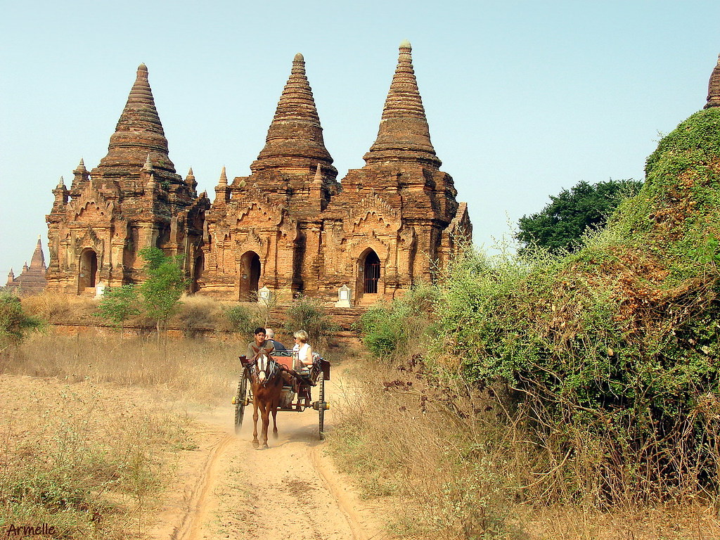 On the sandy paths of Bagan ...Sur les chemins sablonneux de Bagan