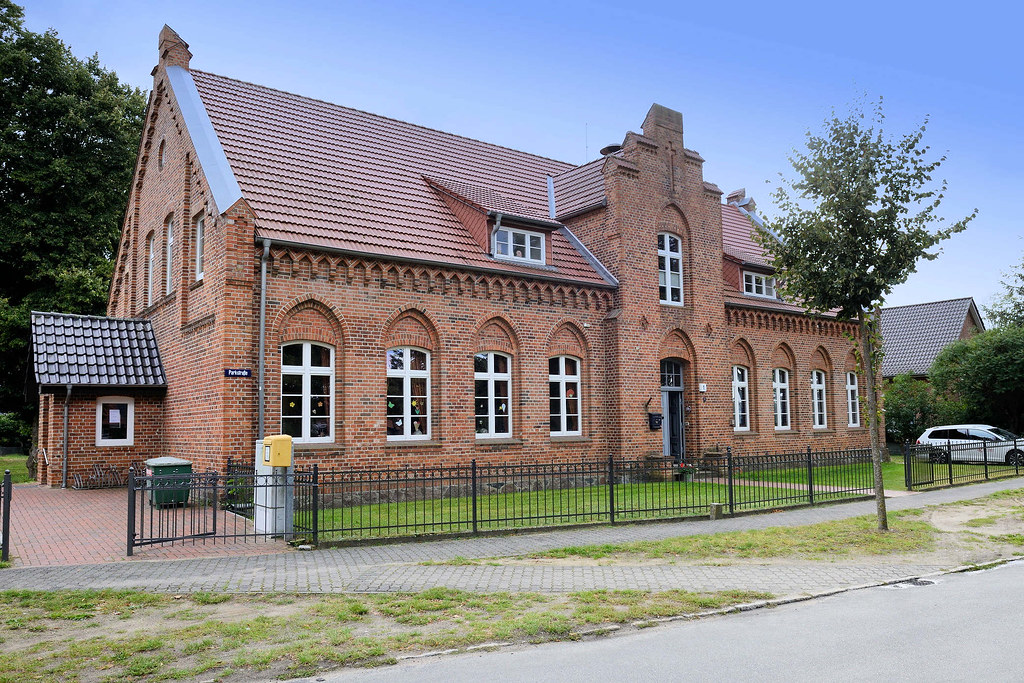 7834 Ehemalige Schule in der Parkstraße, das Gebäude steht unter Denkmalschutz  - Fotos von Warlow, Gemeinde im Landkreis Ludwigslust-Parchim in Mecklenburg-Vorpommern.