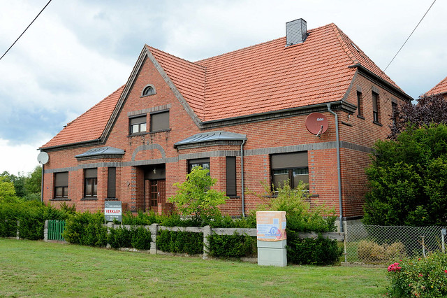 7827 Wohnhaus mit symmetrischen Erkern, Zwerchgiebel - Fotos von Warlow, Gemeinde im Landkreis Ludwigslust-Parchim in Mecklenburg-Vorpommern.