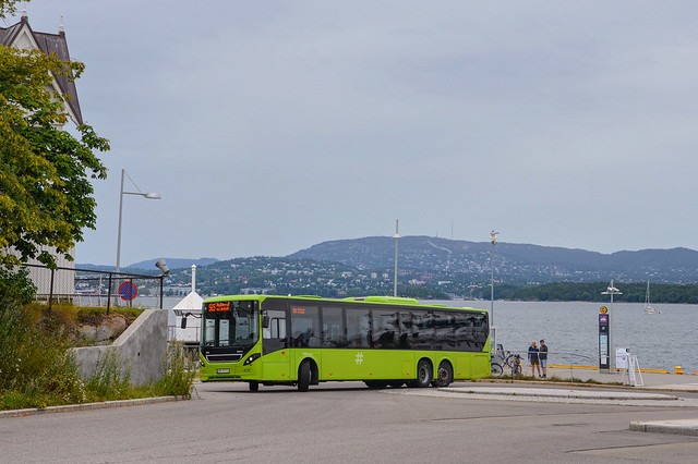 Nesoddtangen : Une fois le ferry arrivé, ce Volvo 8900 de la ligne 565 quitte la gare routière à l’aide d’un rond-point démontrant l’habileté de son essieu arrière directeur. (17.07.2022)