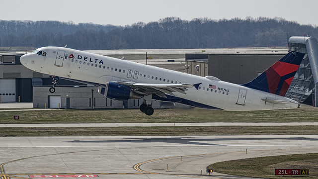 Delta Air Lines Airbus A320-211 N317US