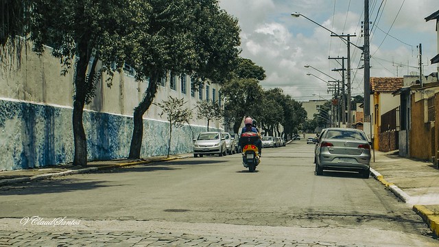 Through the city streets - Pelas ruas da cidade.