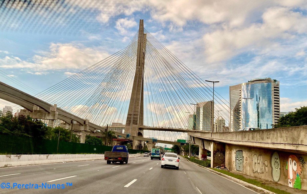 Thrilling São Paulo and its Cable-stayed bridge, its new postcard.  A Ponte estaiada Octavio Frias na Marginal de Pinheiros.