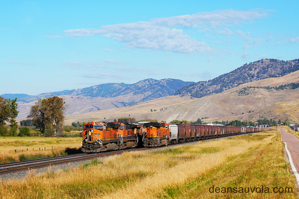 All complete with a DPU | A unit grain train sails past on t… | Flickr