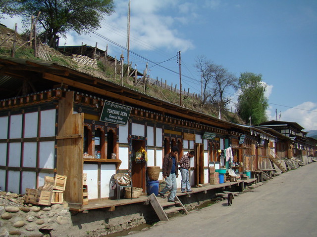 tiendas Tsherinh Dema general shop Chamkhar en Distrito de Bumthang Butan 02