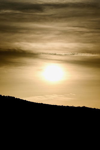 Colors africans by Xevi V, <i><b>African colors</b>
Today (April 6, 2024) sunrise marred by dust-laden winds from North Africa.