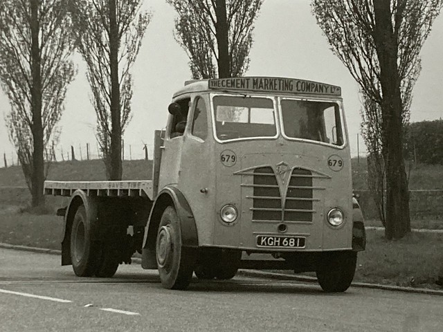 Show find ,Foden S18 FG -4x2 with flat body for bags ,Blue Circle Cement .