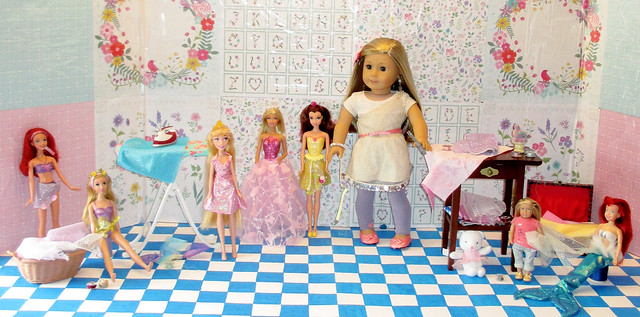Video: Dolly Designs A Dolly Dress Kit DISASTER!