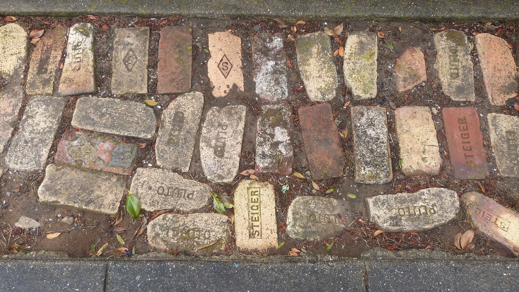 A23817 / underfoot with bricks