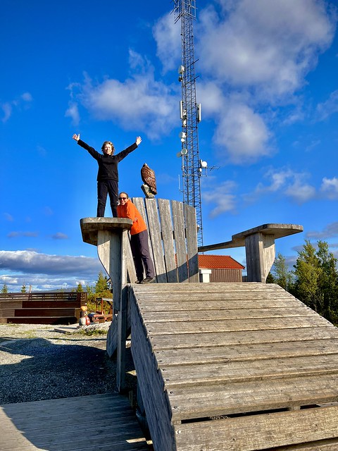 Verdens største hagestol på OftenåsenThe world's largest garden chair at the mountain top Oftenåsen