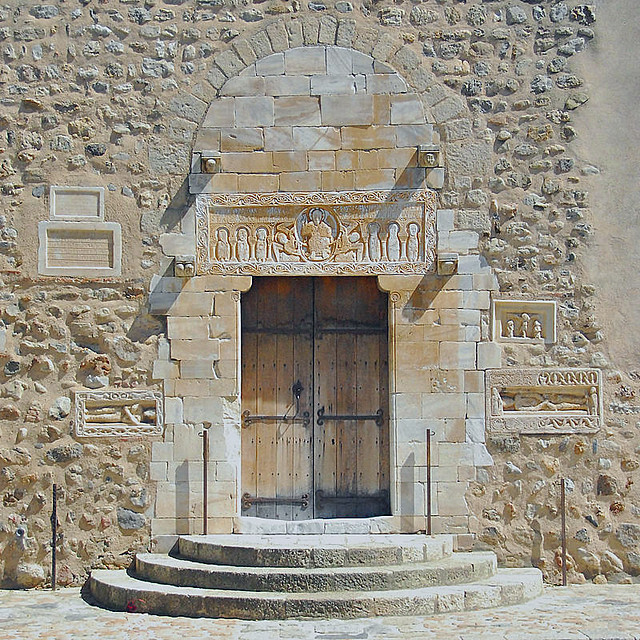 Abbaye Saint Génis des Fontaines, Hauptportal und Türsturz - Main portal and lintel