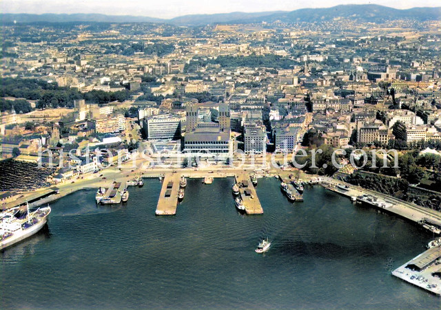 X223411 Historische Luftansicht vom Osloer Hafen und dem Rathaus - Fotos aus Oslo, Hauptstadt von Norwegen.