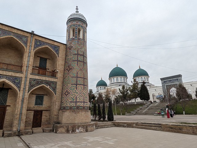 Kokaldash Madrasah (left), Hoja Ahror Valiy Mosque (right) - Tashkent, Uzbekistan