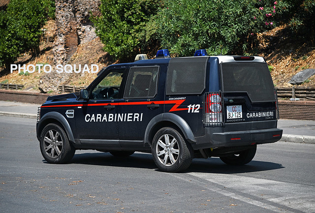🚔 Veicoli Carabinieri Land Rover Discovery 4 Roma centro (Italian police jeep in the city center of Rome)