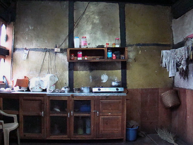 sala con muebles interior de casa tradicional popular rural Bután 3