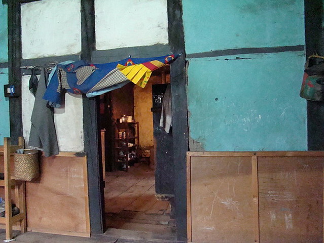sala con muebles interior de casa tradicional popular rural Bután 11