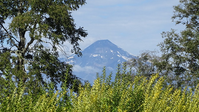 Vista desde el cementerio muncipal de Villarrica hacia el Volcán
